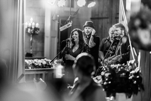Mother of the bride singing at Hampton Manor