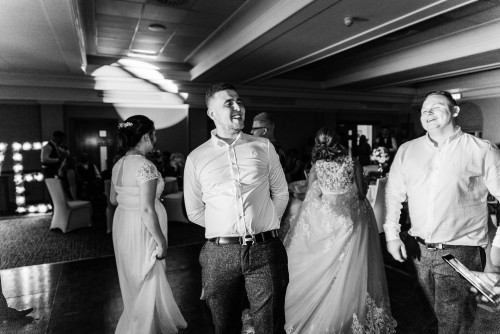 More guests dancing to the mobile DJ at Ardencote Manor in Warwick